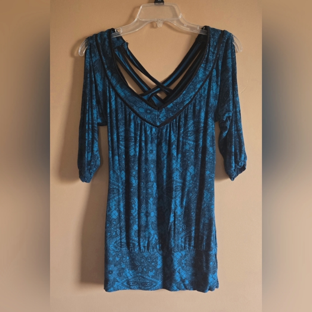 Vanity Cold Shoulder Top PTP=14"
